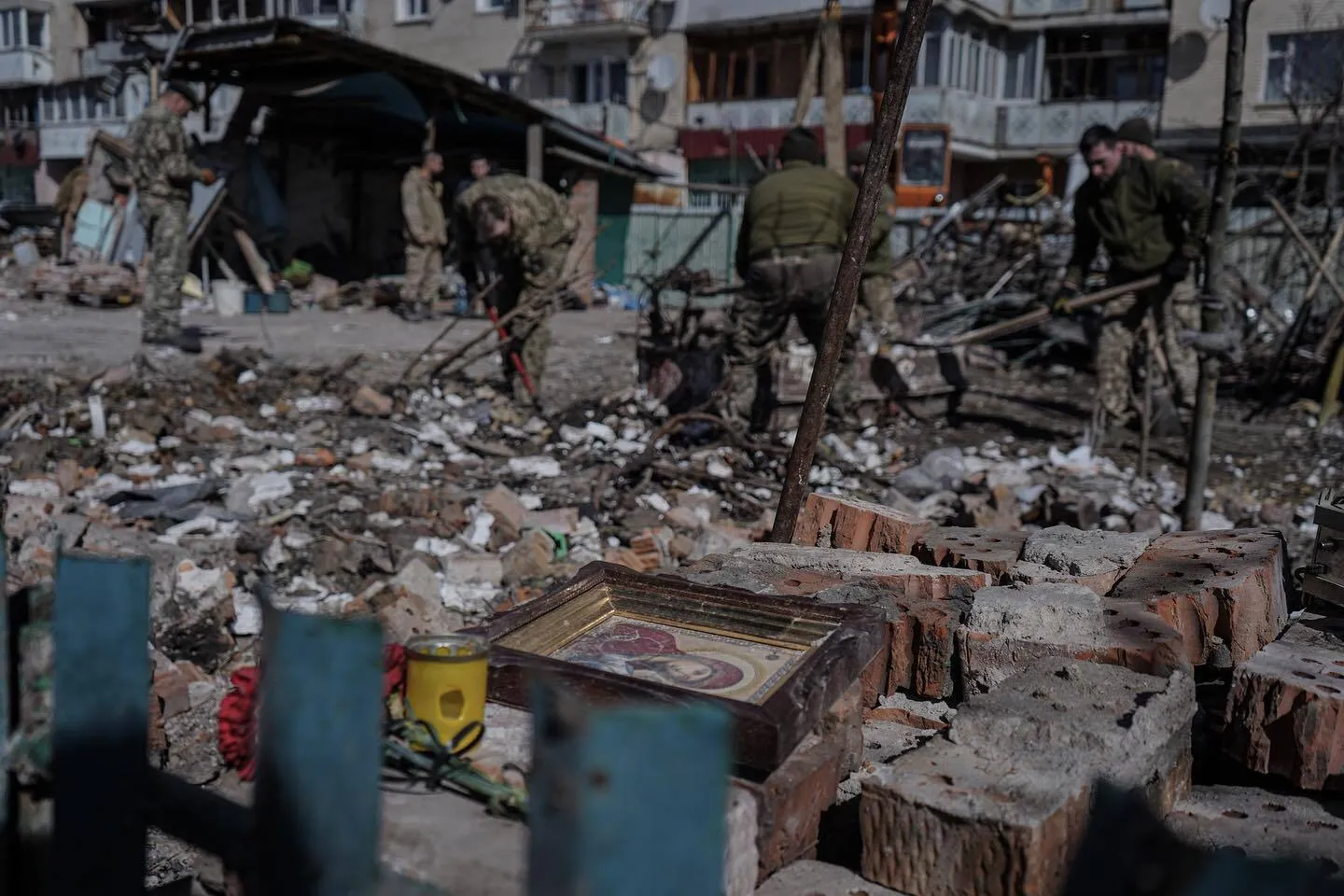 His parents were killed by the Russian strike: the network was touched by the photo of a Ukrainian Armed Forces military officer on the ruins of a house in Khmelnitsky qhiqqkidezihqant