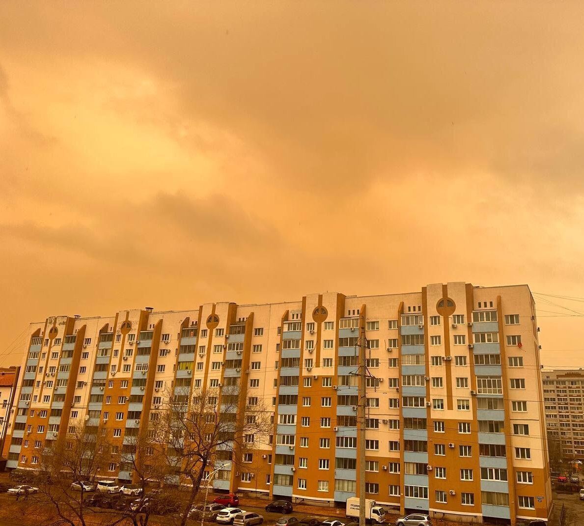 Небо стало помаранчевим: один із регіонів Росії накрила потужна піщана буря. Фото і відео