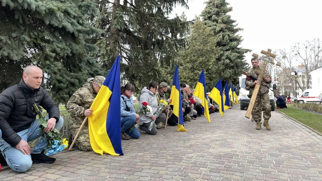 Люди встречали тело Героя на коленях dqxikeidqxiuuant