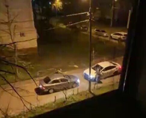 В Киеве мужчины идеально разрешили конфликт на дороге: сеть в восторге. Видео dqxikeidqxidqrant