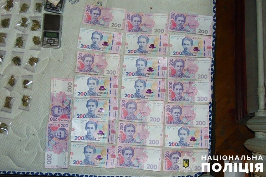 Продавав наркотики з вікна власної квартири: у Києві поліцейські затримали зловмисника. Фото