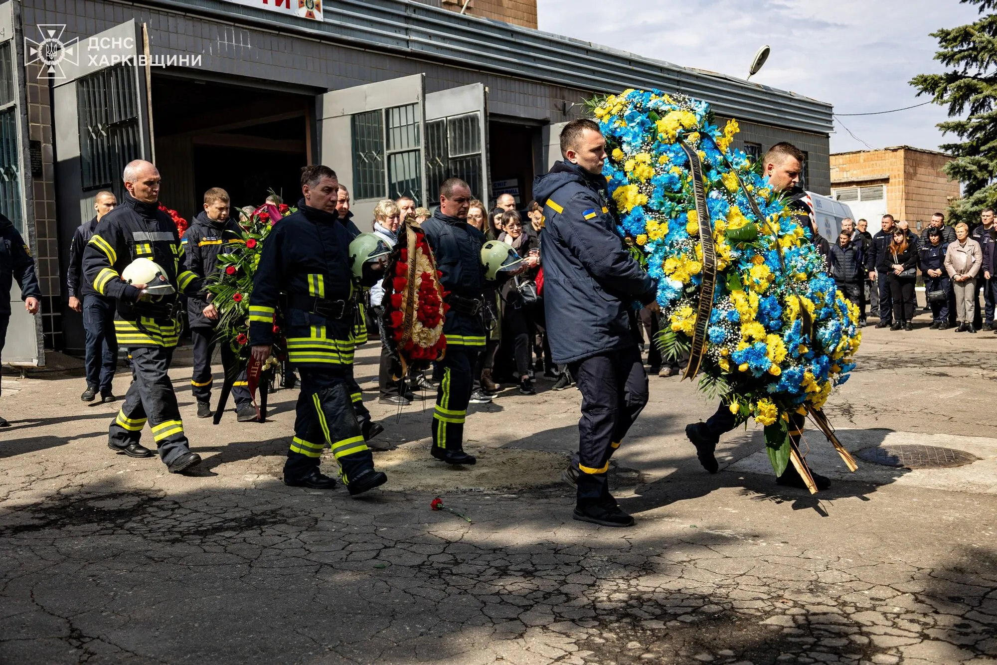 В Харькове простились с тремя спасателями, погибшими от удара армии России. Фото dqxikeidqxidqrant