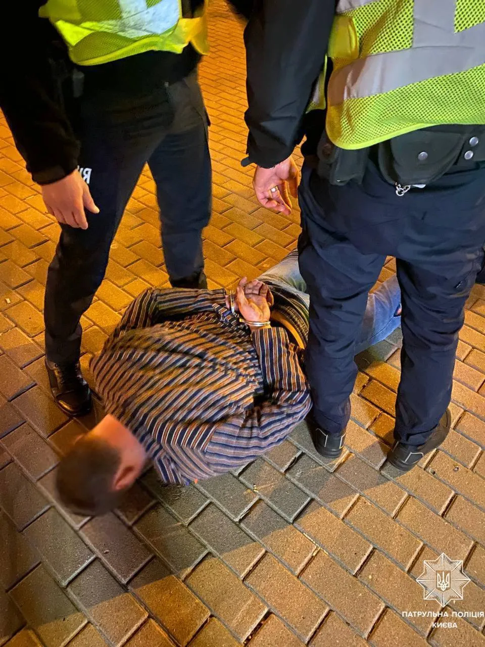 Угрожал прохожим и бросался на полицейских: в Киеве задержали нарушителя. Фото dqxikeidqxidqrant