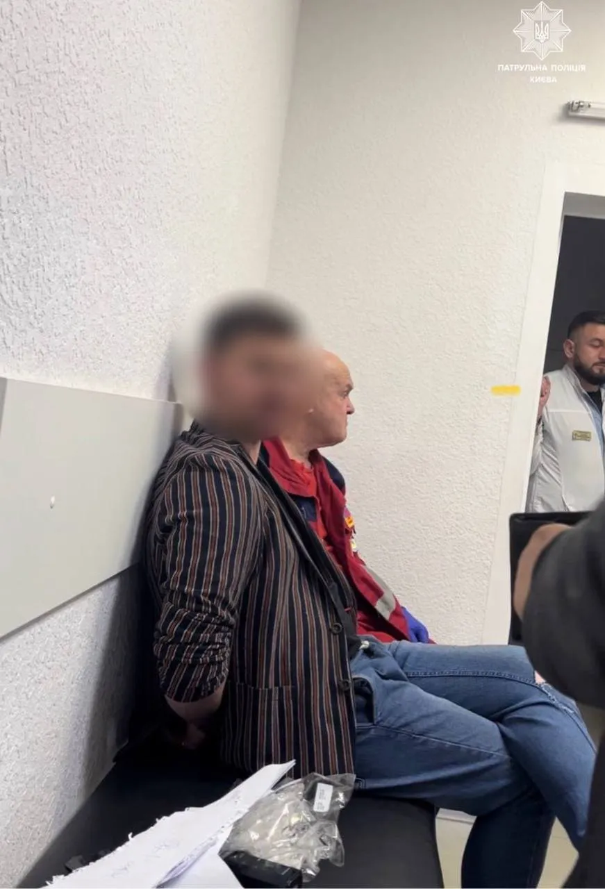 Угрожал прохожим и бросался на полицейских: в Киеве задержали нарушителя. Фото