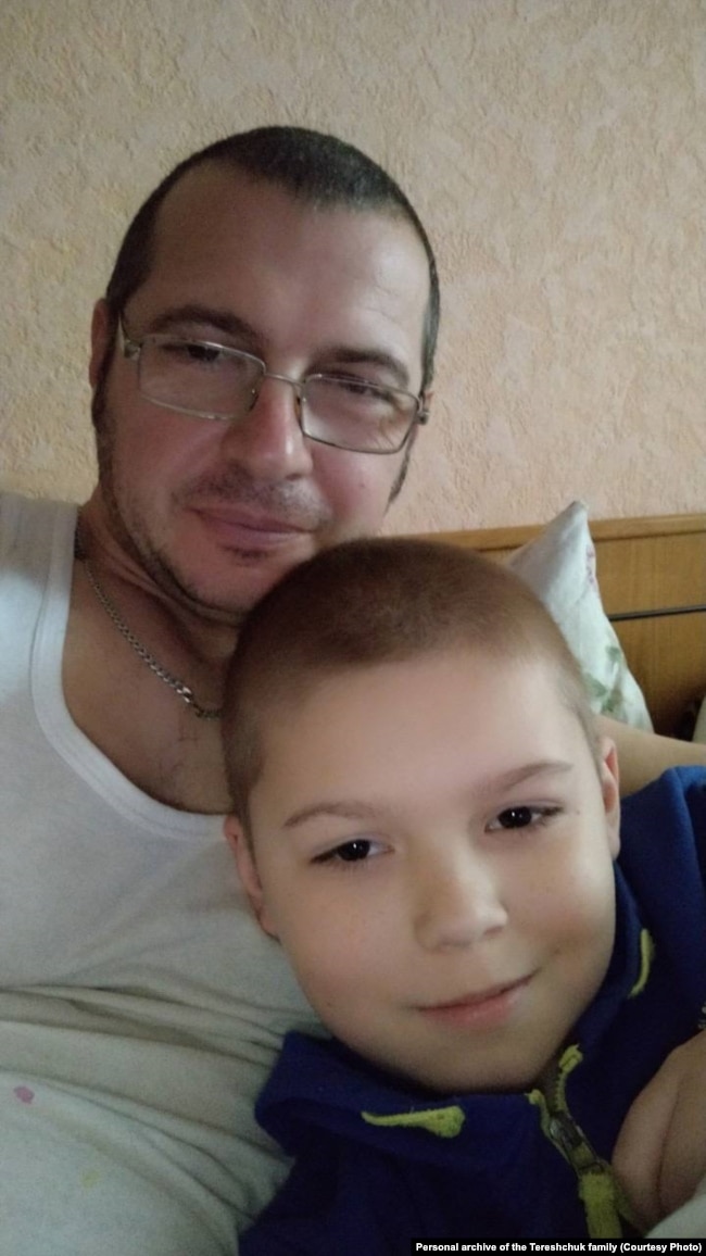 Олександр Терещук з татом. Фото з особистого архіву родини