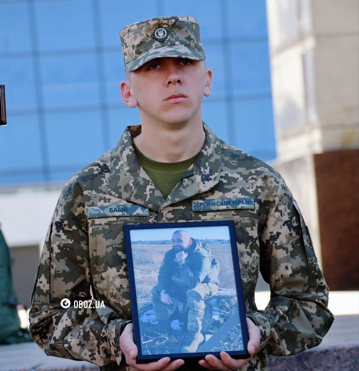 Були кумами і загинули в один день: у Києві попрощалися з військовими Сергієм Коновалом і Тарасом Петришиним. Фото і відео dqxikeidqxidqrant