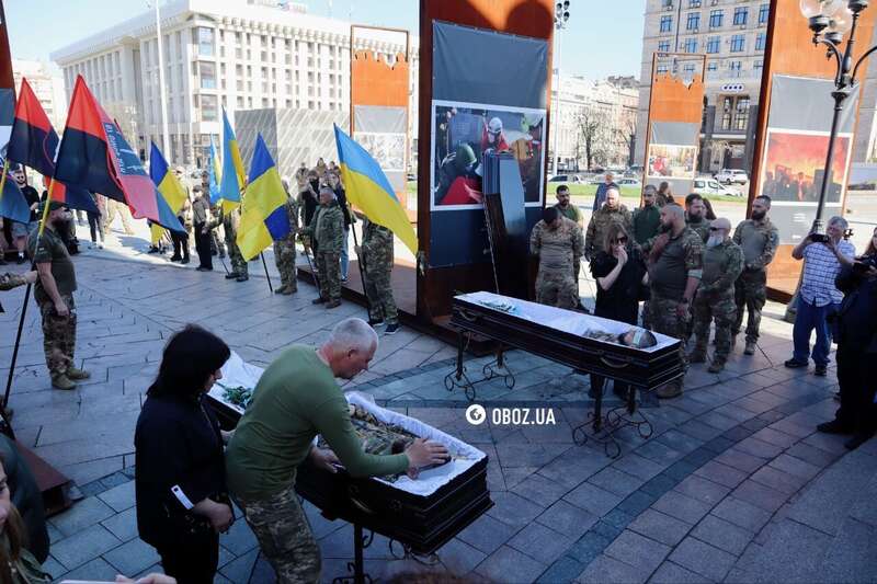 Були кумами і загинули в один день: у Києві попрощалися з військовими Сергієм Коновалом і Тарасом Петришиним. Фото і відео