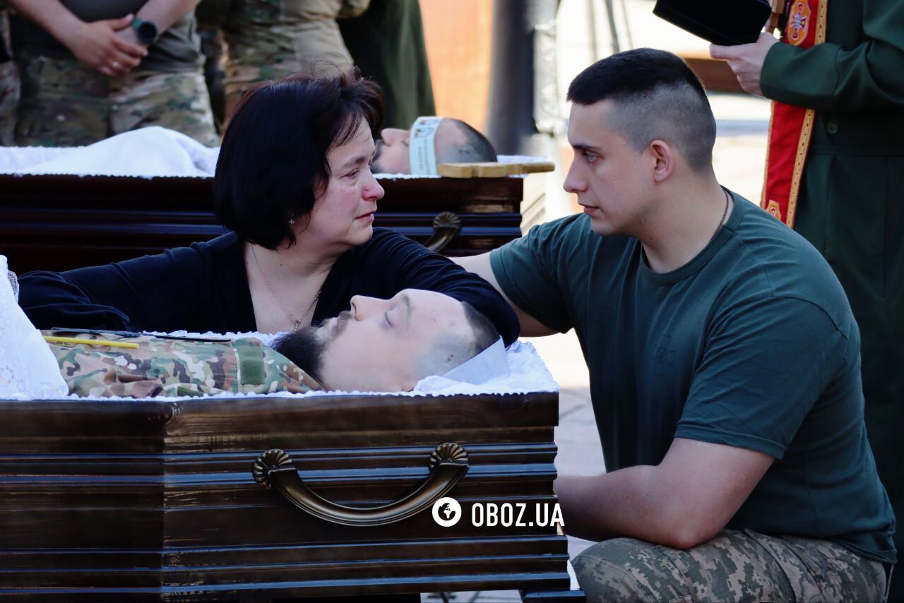 Были кумовьями и погибли в один день: в Киеве простились с военными Сергеем Коновалом и Тарасом Петришиным. Фото и видео