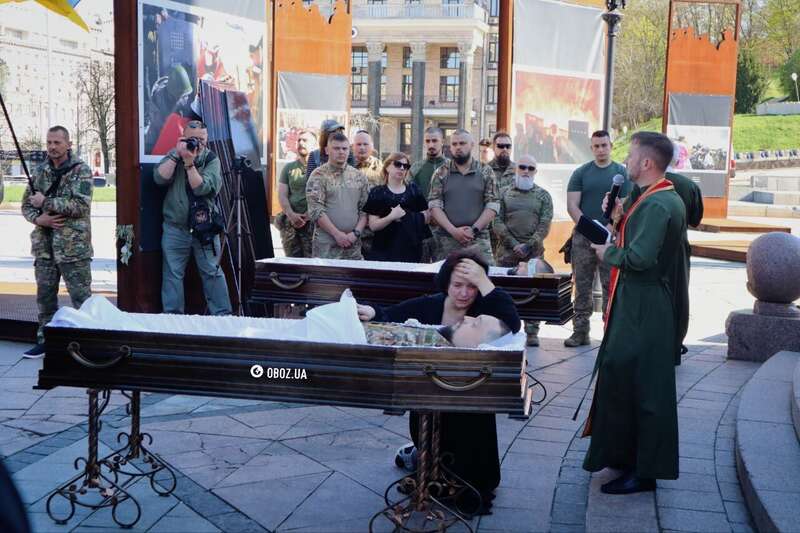 Были кумовьями и погибли в один день: в Киеве простились с военными Сергеем Коновалом и Тарасом Петришиным. Фото и видео