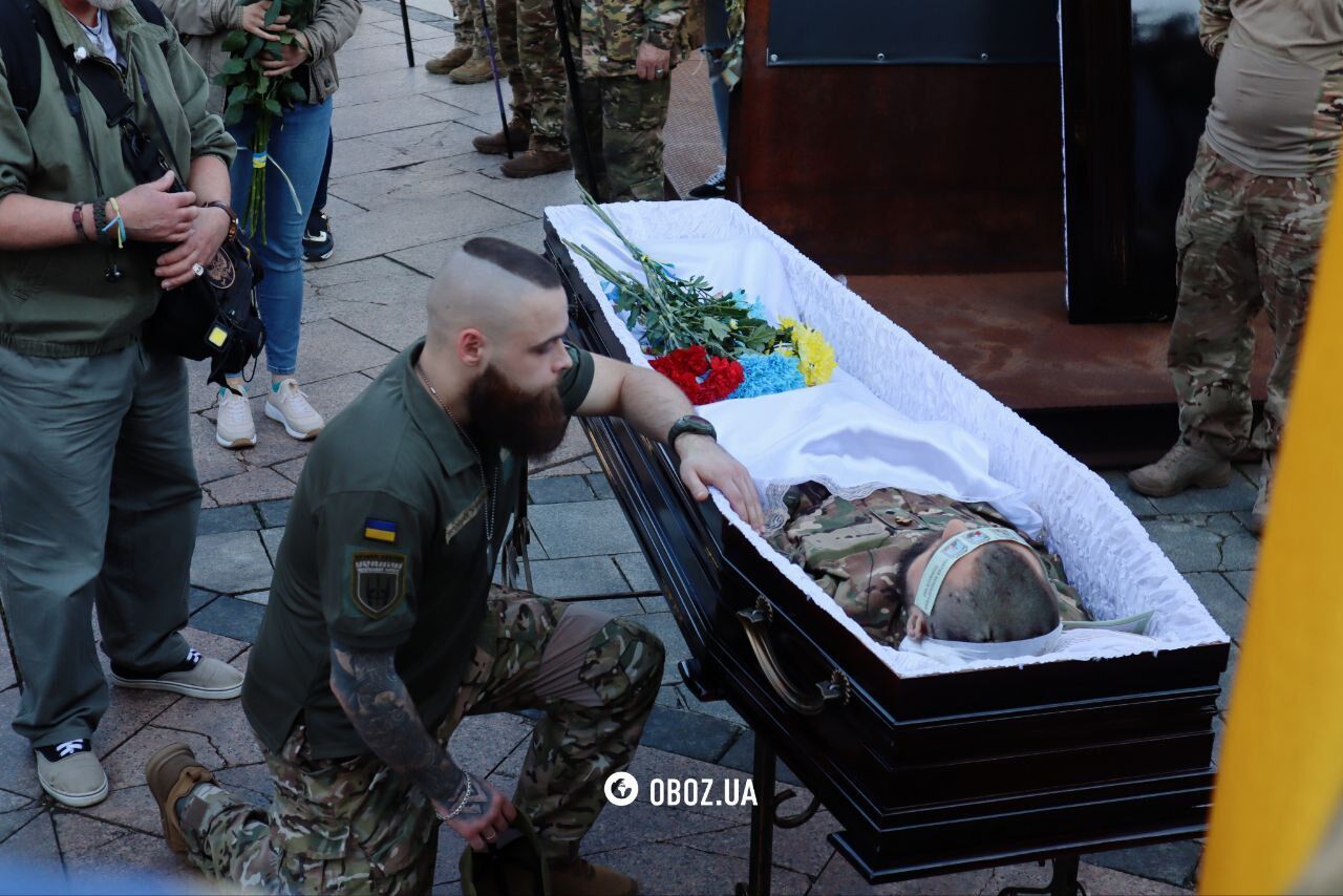 Были кумовьями и погибли в один день: в Киеве простились с военными Сергеем Коновалом и Тарасом Петришиным. Фото и видео