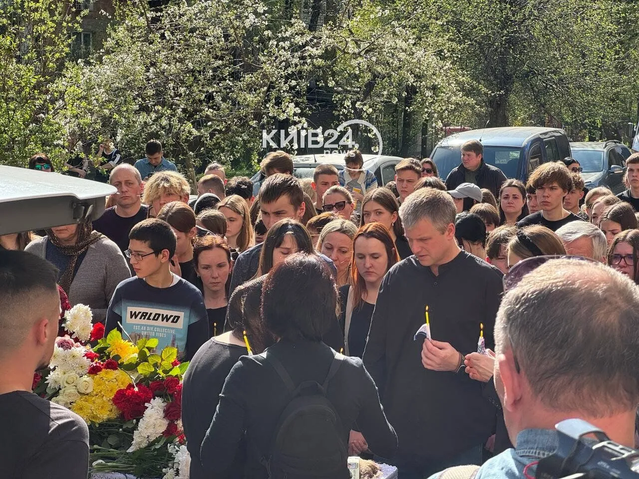 У Києві прощаються із 16-річним Максимом Матерухіним, який загинув на станції фунікулера. Фото і відео