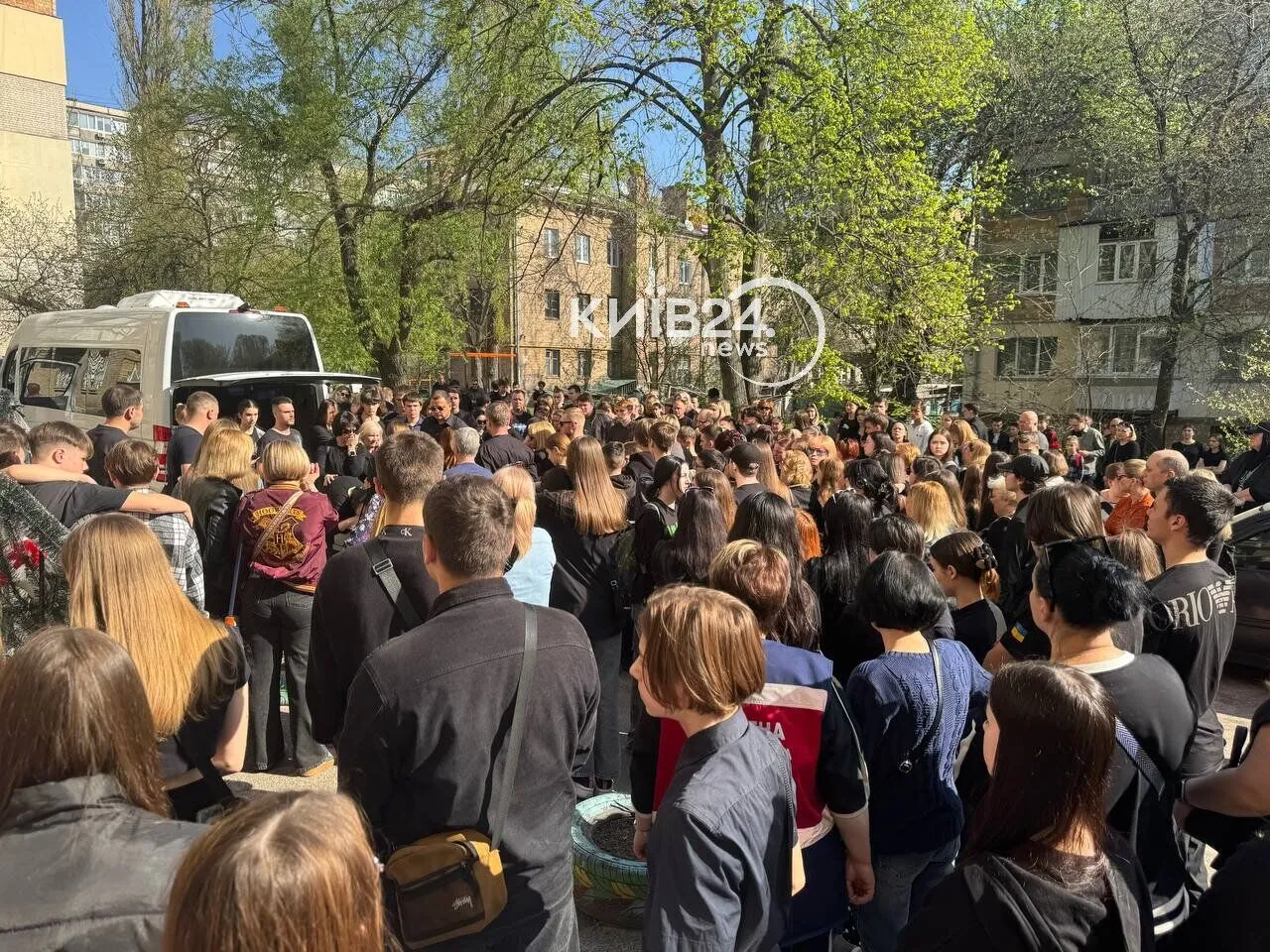 У Києві прощаються із 16-річним Максимом Матерухіним, який загинув на станції фунікулера. Фото і відео