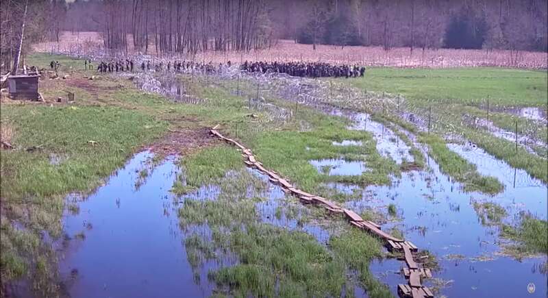 Поводилися агресивно: польські прикордонники зірвали прорив з Білорусі понад 220 нелегалів. Відео