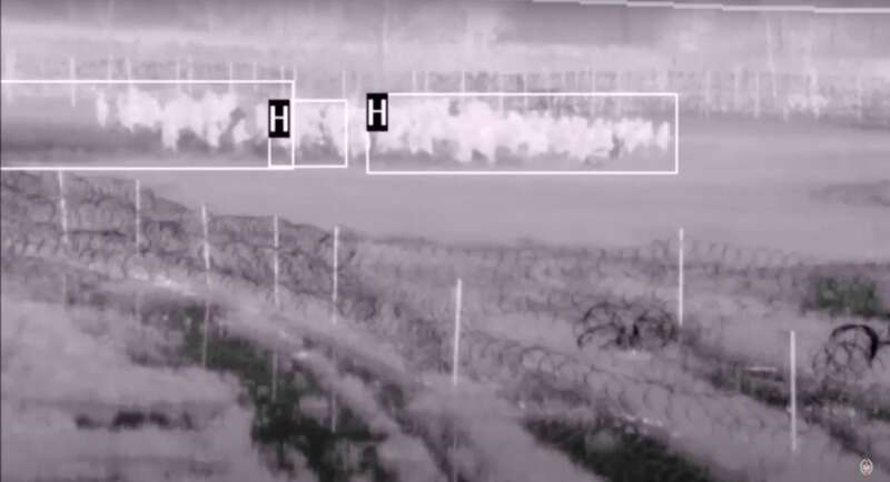 Поводилися агресивно: польські прикордонники зірвали прорив з Білорусі понад 220 нелегалів. Відео