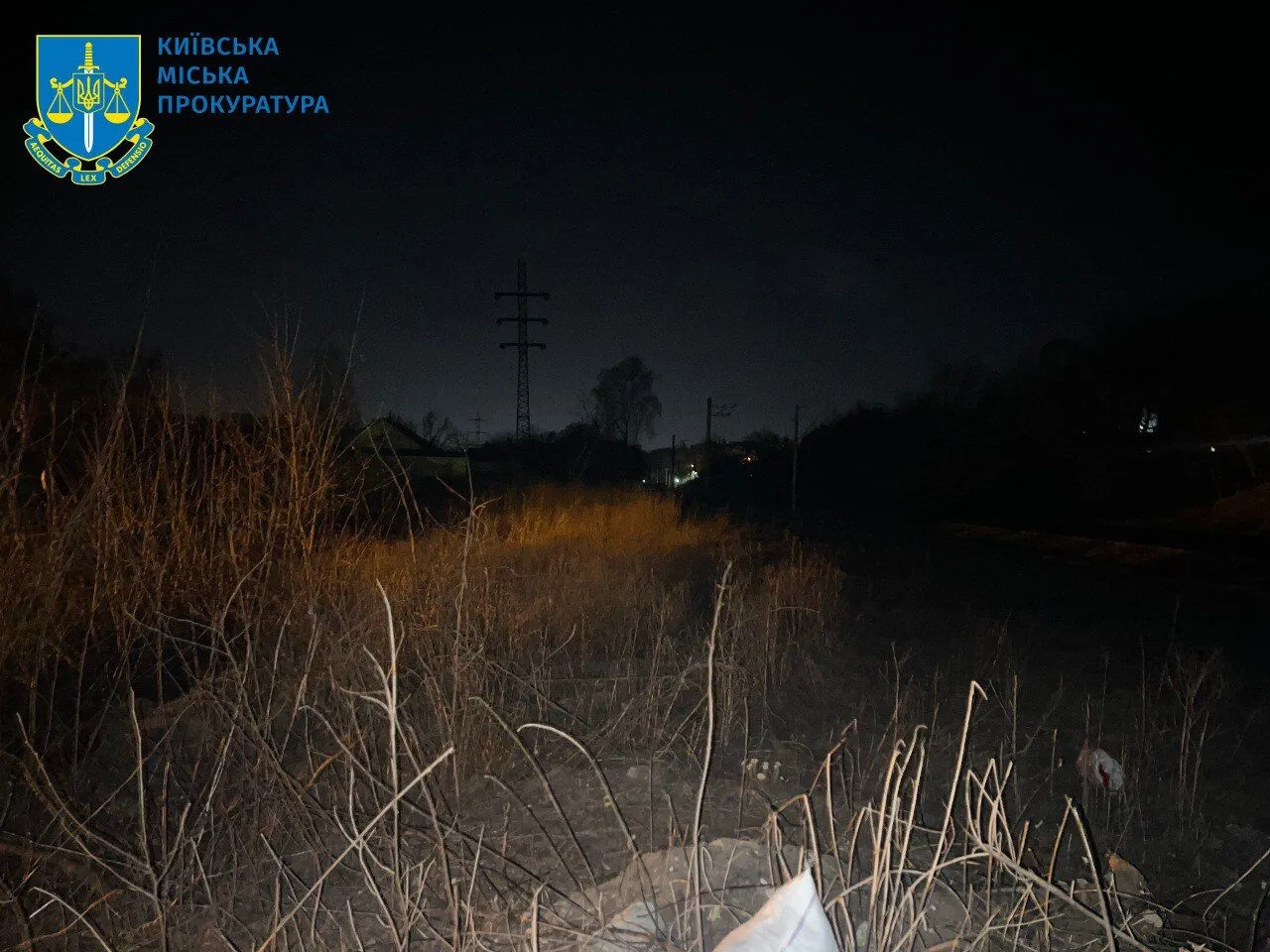 У Києві працівник приватної ритуальної служби викинув на пустир урни із прахом померлих. Подробиці справи