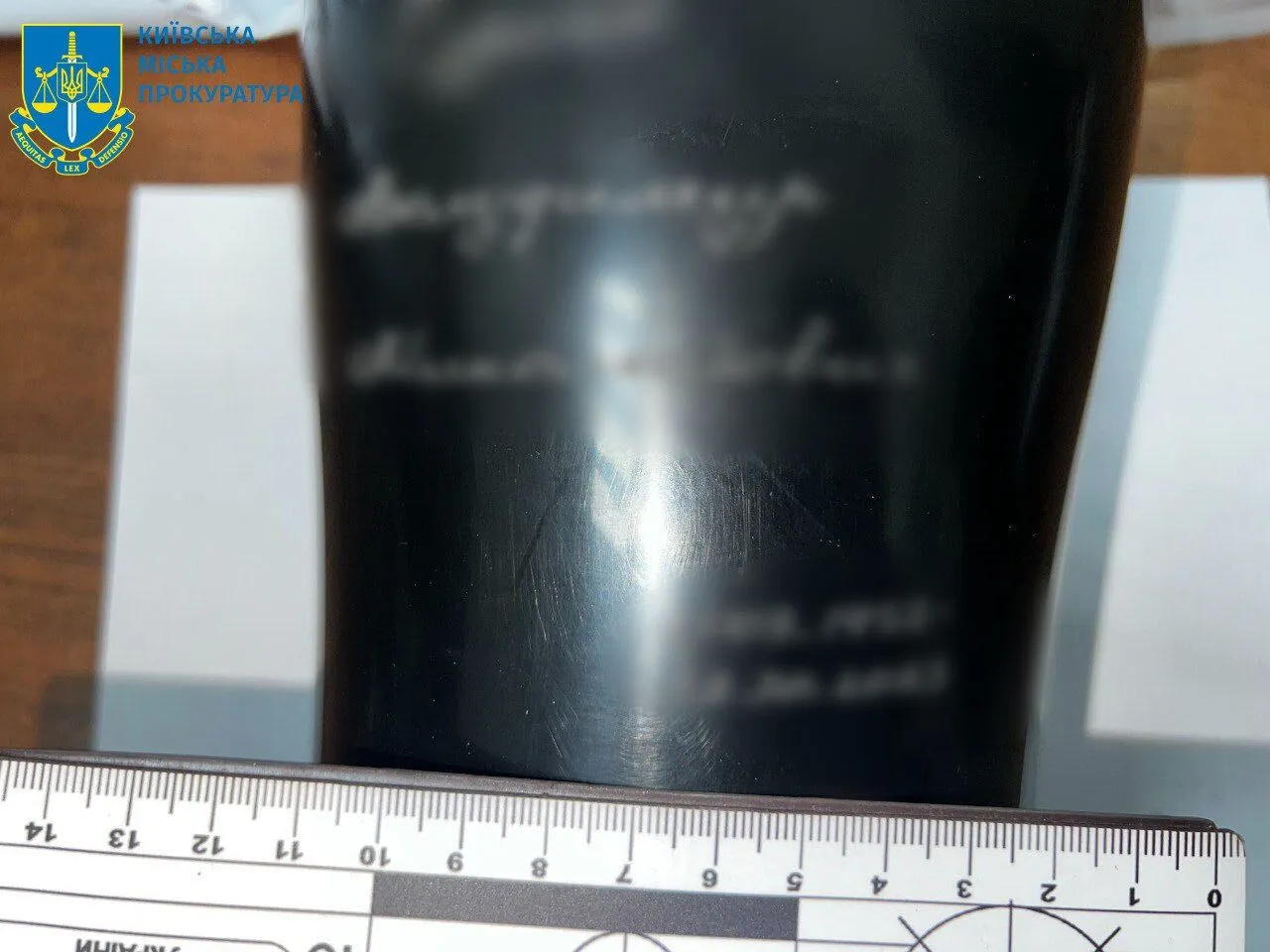 У Києві працівник приватної ритуальної служби викинув на пустир урни із прахом померлих. Подробиці справи