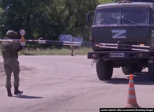 Чтобы выехать с оккупированной территории, нужно пройти «строгую фильтрацию», рассказывает жительница Олешек.