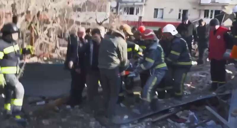 Її рятували з-під завалів: з’явилися дані про стан 21-річної дівчини, яка постраждала від удару РФ по Хмельницькому. Відео