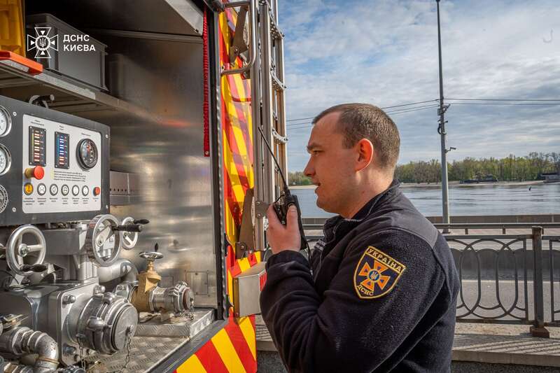 В Киеве на Подоле возле памятника Магдебургскому праву произошел пожар. Подробности и фото