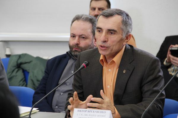 Виктор Брехуненко (на фото вправо): «Как ни странно, но соседи (в том числе московия) на глобальном уровне признавали право по украинскому взгляду на наши границы» (фото с uinp.gov.ua)