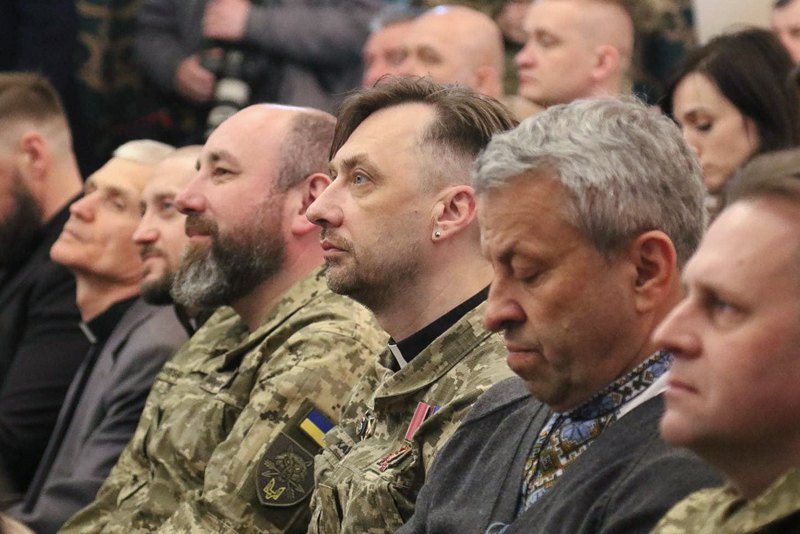 Сергій Дмитрієв, військовий капелан (у центрі)