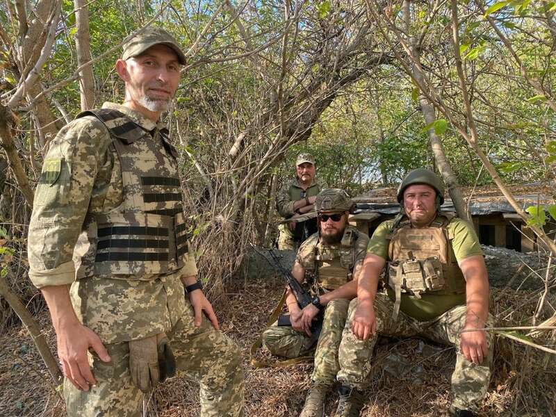Павел Федосов (слева) с военными ВСУ