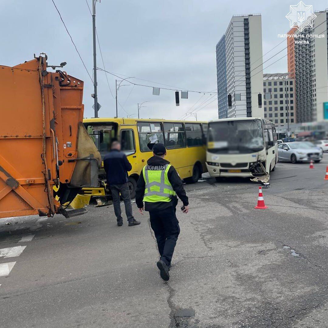У Києві сміттєвоз протаранив дві маршрутки: подробиці ДТП. Фото і відео dqxikeidqxidqrant
