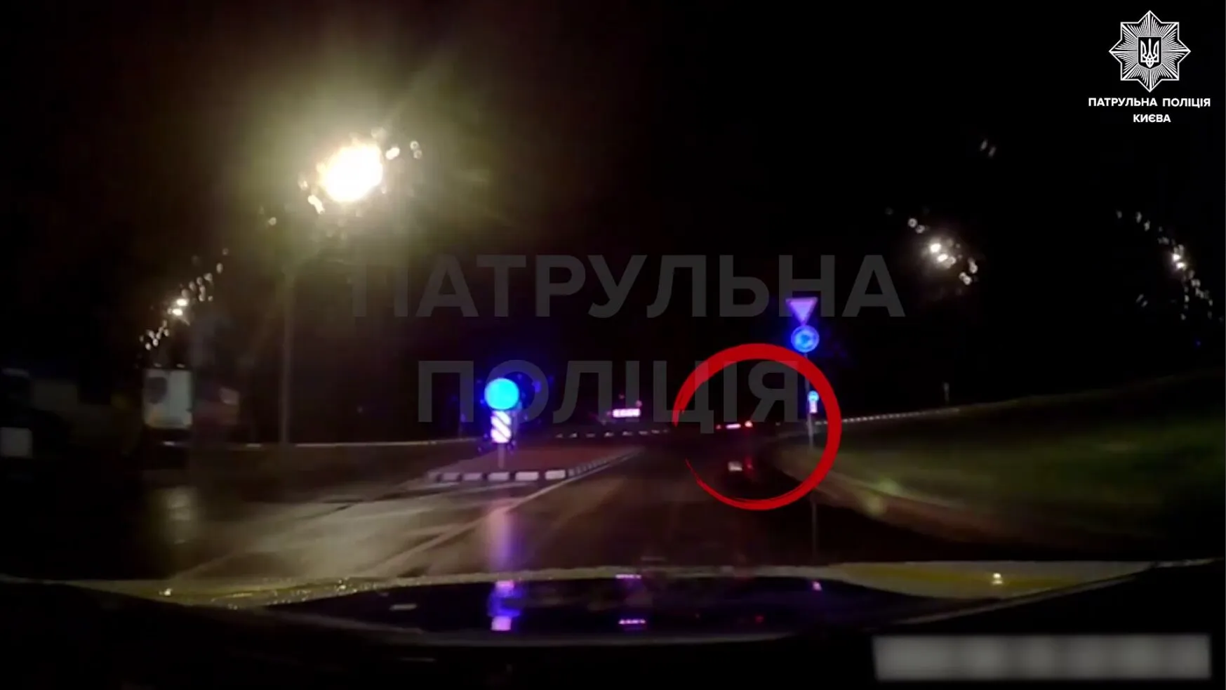 Протаранил отбойник, пытаясь скрыться: в Киеве патрульные устроили погоню за пьяным водителем. Видео dqxikeidqxidqeant