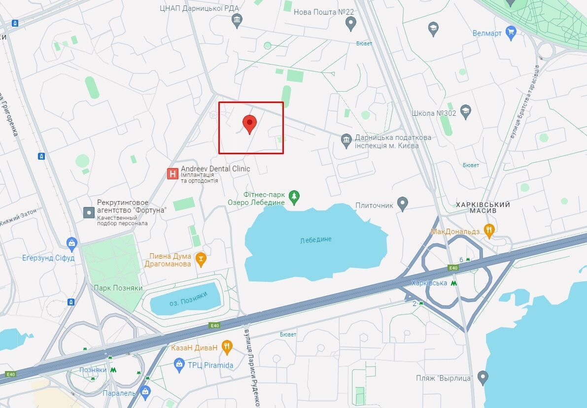 У Києві трактор зачепив та повалив бетонний стовп: пошкоджено кілька легковиків. Фото dqxikeidqxidqrant