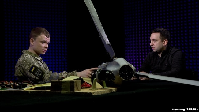 Андрей Рудык, представитель Центра исследований трофейного и перспективного вооружения Генштаба ВСУ и журналист Игорь Токарь рядом с «Ланцетом»