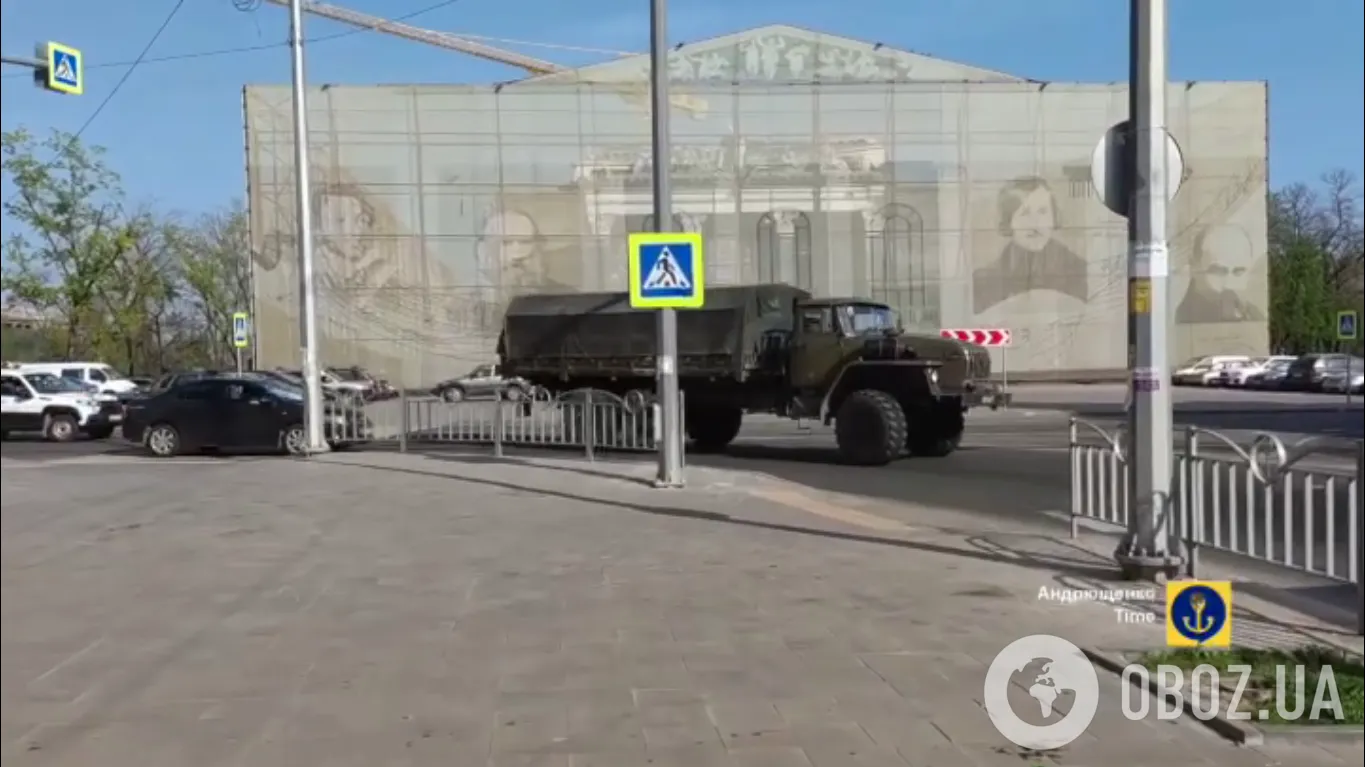 Техніка ЗС РФ перед будівлею драмтеатру у Маріуполі dqxikeidqxidqrant