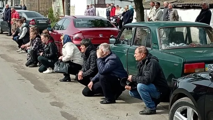 Люди зустрічали траурну процесію на колінах