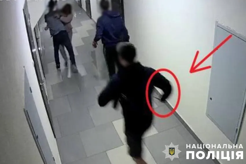 У Києві конфлікт у під’їзді будинку ледь не закінчився вбивством. Подробиці і фото dqxikeidqxidqrant