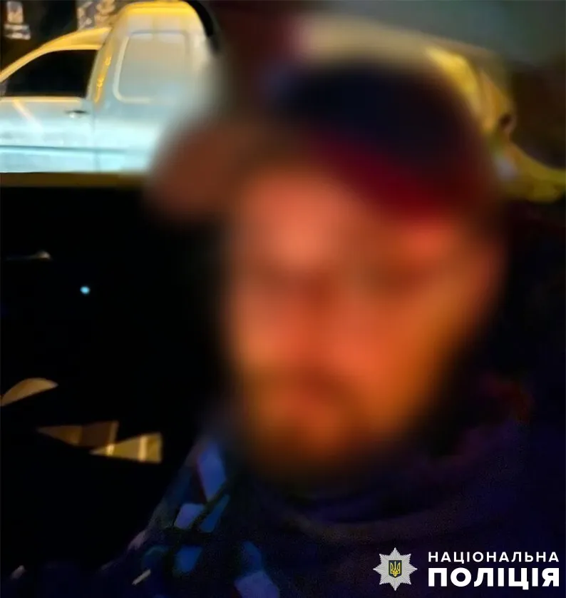 У Києві конфлікт у під’їзді будинку ледь не закінчився вбивством. Подробиці і фото