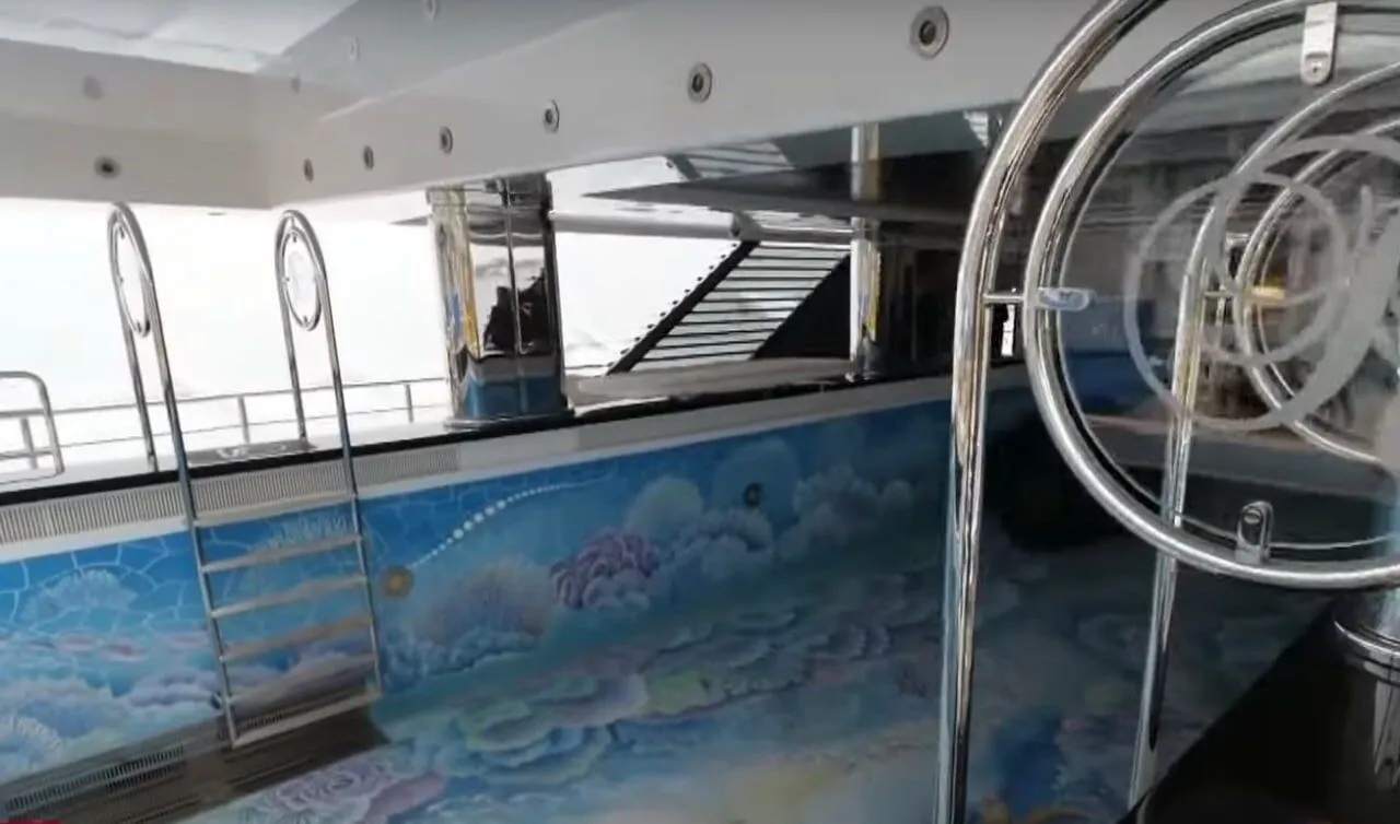 Фото з яхти Медведчука