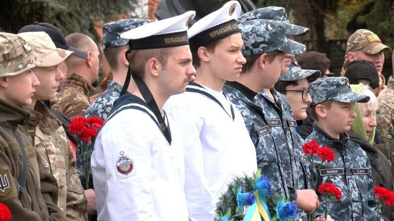 Дві зруйновані долі: у Черкасах попрощалися із захисниками України, які загинули на Донбасі. Фото та відео