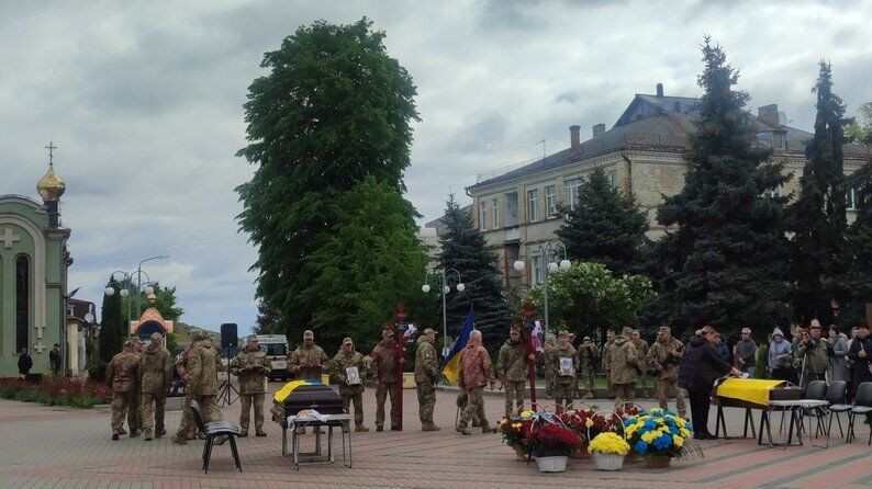 Дві зруйновані долі: у Черкасах попрощалися із захисниками України, які загинули на Донбасі. Фото та відео