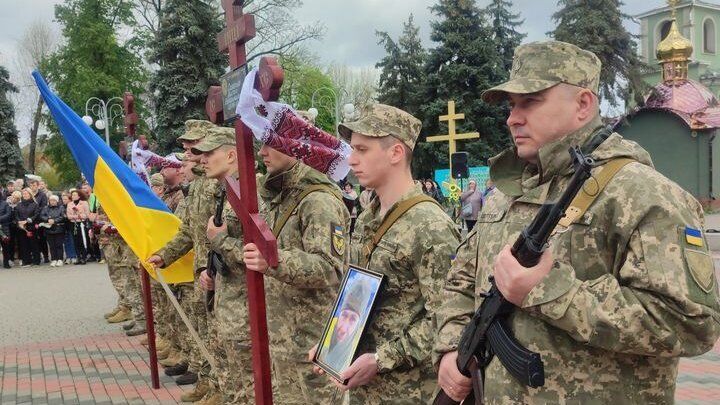 Дві зруйновані долі: у Черкасах попрощалися із захисниками України, які загинули на Донбасі. Фото та відео