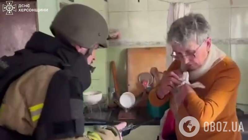 The woman’s hand is wounded dqxikeidqxidqrant