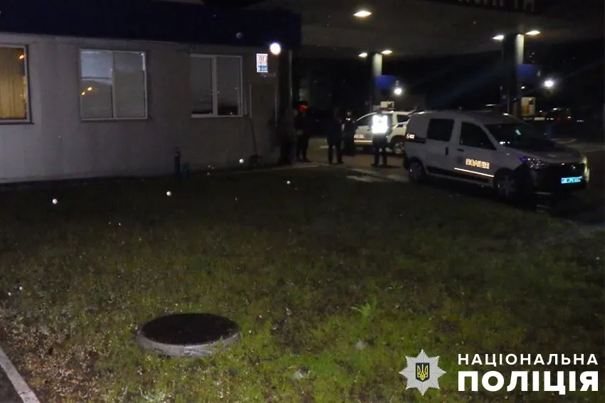 В Киеве мужчина напал с ножом на работника АЗС из-за отказа налить топливо в пластиковую бутыль. Фото