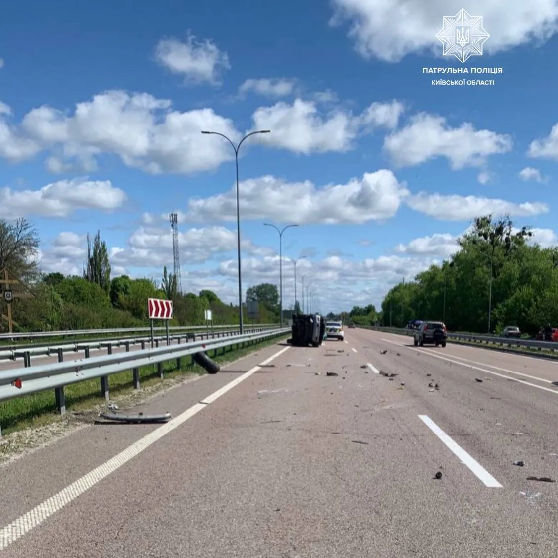 На Київщині сталась аварія за участю двох легковиків: одна з машин перекинулась, є потерпілі. Фото