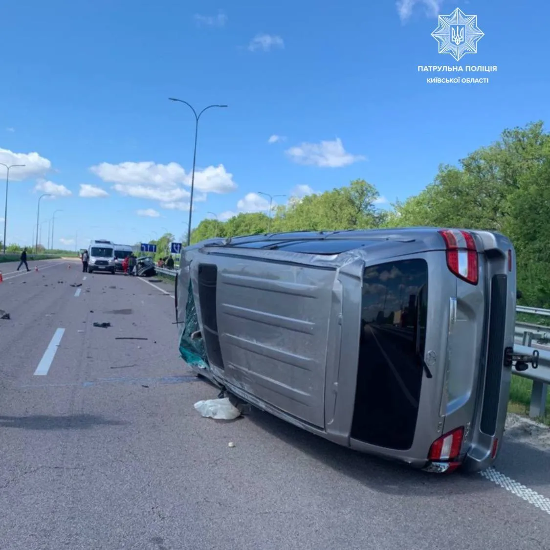 На Київщині сталась аварія за участю двох легковиків: одна з машин перекинулась, є потерпілі. Фото