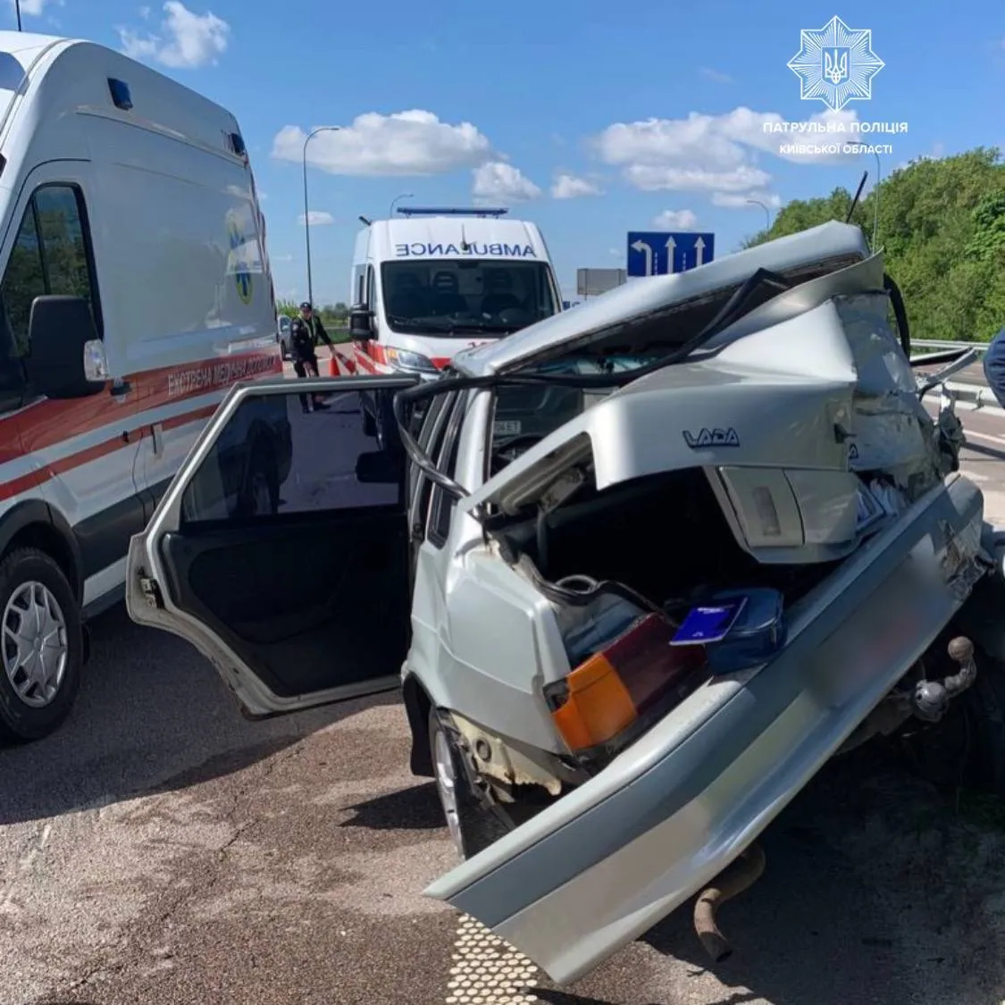 На Київщині сталась аварія за участю двох легковиків: одна з машин перекинулась, є потерпілі. Фото