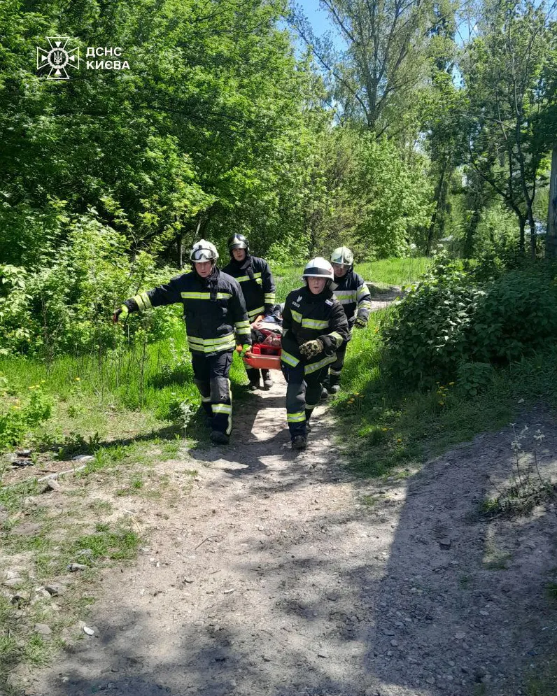 В Киеве на Оболони спасатели вытащили мужчину из 8-метровой ямы. Фото