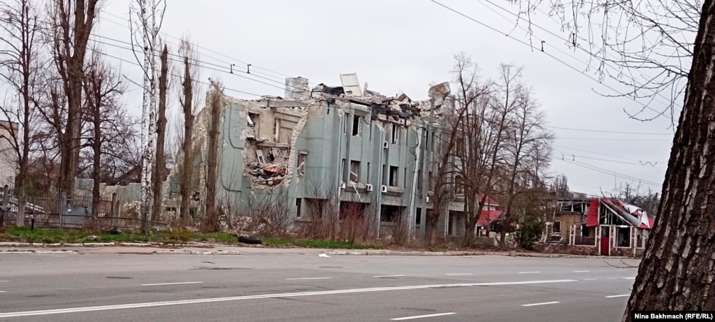 Зруйновані будинки в районі, де жила героїня