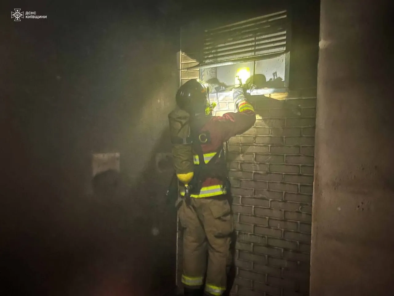 Під Києвом сталась пожежа в багатоповерхівці: з будинку евакуювали 84 осіб, з яких 20 – діти. Фото і відео