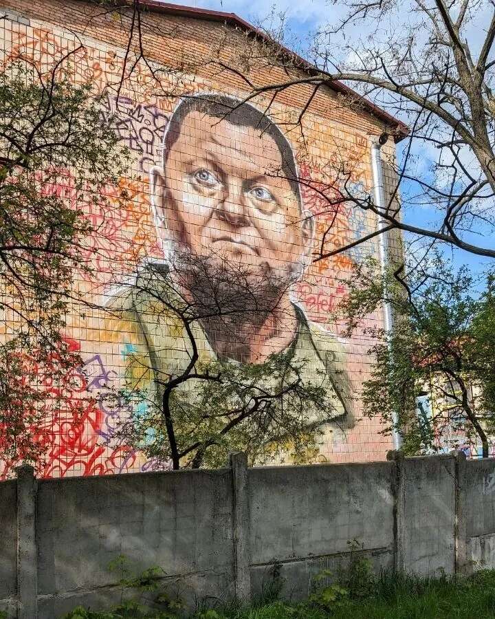 У Києві створили найбільший мурал, присвячений Валерію Залужному. Фото і відео