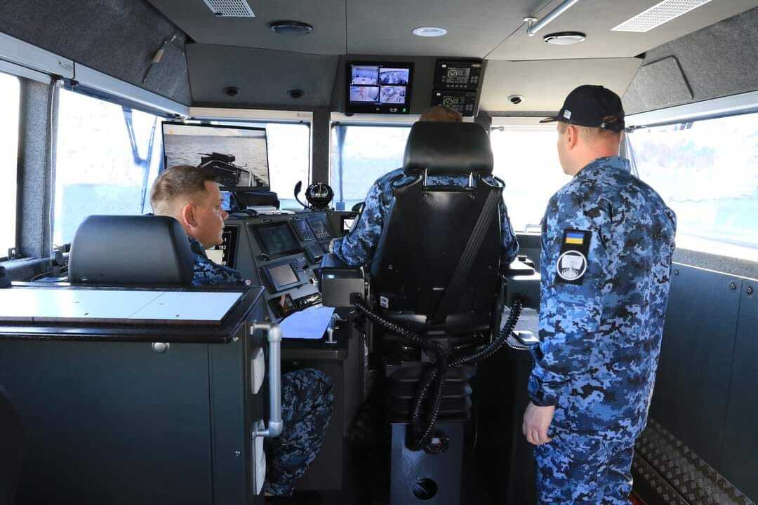 Отримали українські назви: на переданих Естонією катерах підняли прапори ВМС ЗСУ. Фото dqxikeidqxidqrant