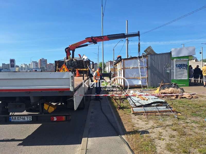 Через ДТП із постраждалим: у Києві на Позняках почали демонтаж МАФів на кінцевій зупинці трамваїв. Фото