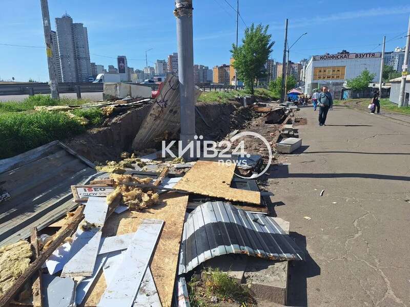 Через ДТП із постраждалим: у Києві на Позняках почали демонтаж МАФів на кінцевій зупинці трамваїв. Фото dqxikeidqxidqrant